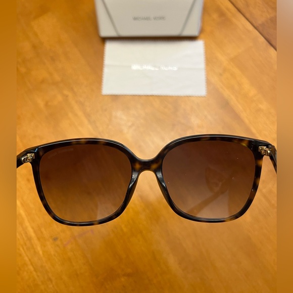 MK Sunglasses. Like New. - Picture 4 of 6